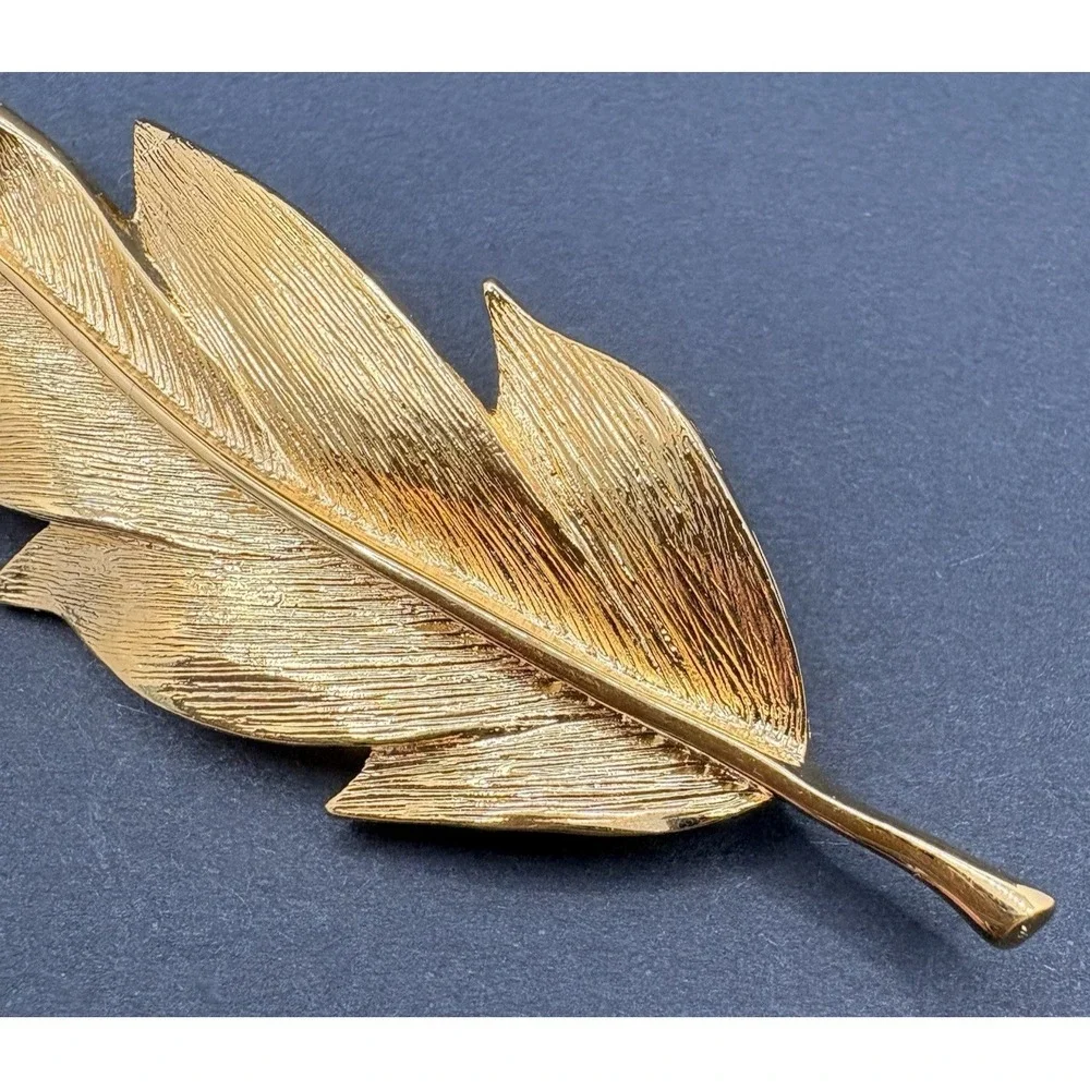 Vintage Napier Curled Leaf Feather Textured Brushed Gold‎ Tone Brooch 3